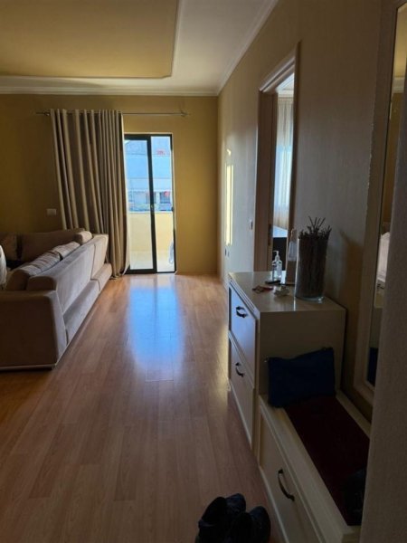 Tirane, jepet me qera apartament 1+1 Kati 9, 74 m² 450 € (Rruga Besim Alla Yzberisht)