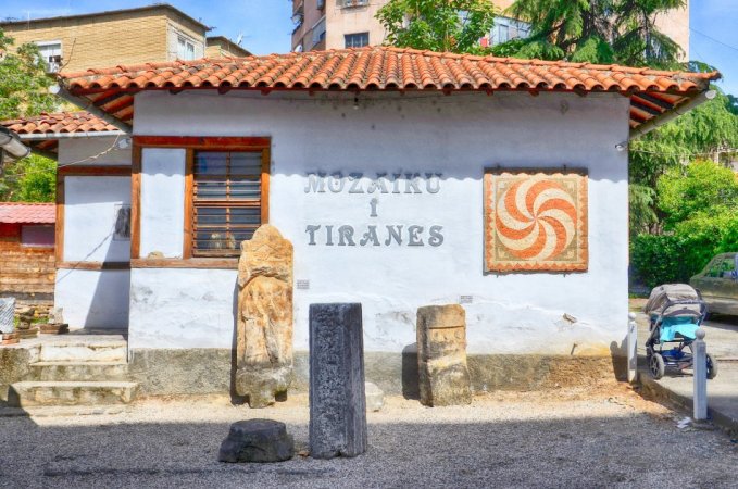 Shitet apartament 1+1 pranë Mozaikut të Tiranës