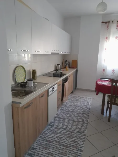 Tirane, jepet me qera apartament 1+1 Kati 2, 66 m² 400 € (fresku)