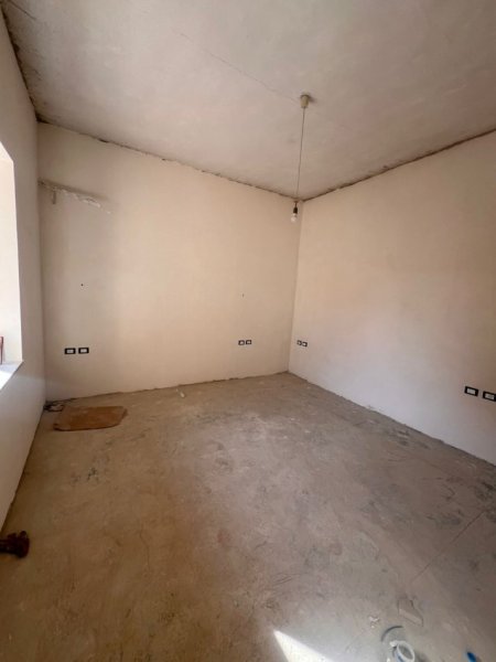 Tirane, jepet me qera Vile 4+1 Kati 0, 135 m² 2.000 € (Garden Building)