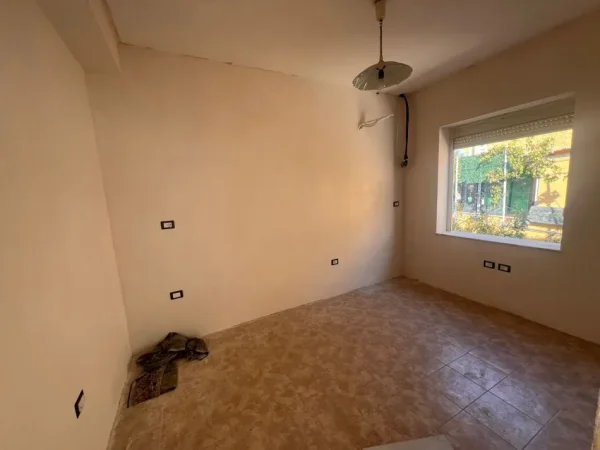 Tirane, jepet me qera Vile 4+1 Kati 0, 135 m² 2.000 € (Garden Building)