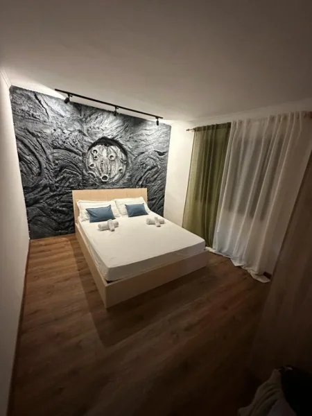 Tirane, jepet me qera apartament 2+1+Ballkon Kati 1, 90 m² 550 € (Stacioni i Trenit ,te mulliri)