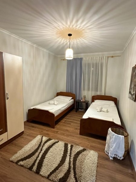 Tirane, jepet me qera apartament 2+1+Ballkon Kati 1, 90 m² 550 € (Stacioni i Trenit ,te mulliri)