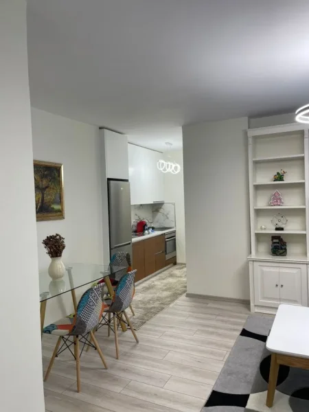 Tirane, jepet me qera apartament 1+1+Ballkon , 70 m² 1.000 € (Rruga e Kosovareve)
