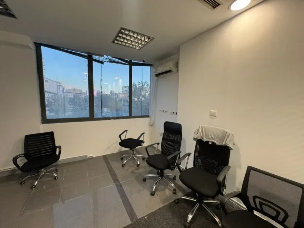 Tirane, jepet me qera ambjent biznesi Kati 3, 260 m² 2.500 € 