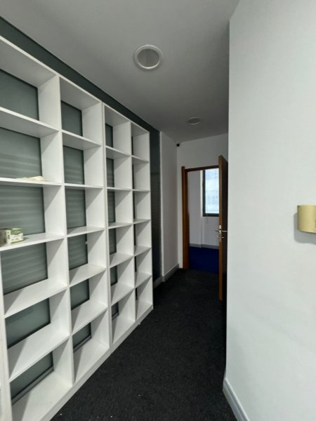 Tirane, jepet me qera ambjent biznesi Kati 3, 260 m² 2.500 € 