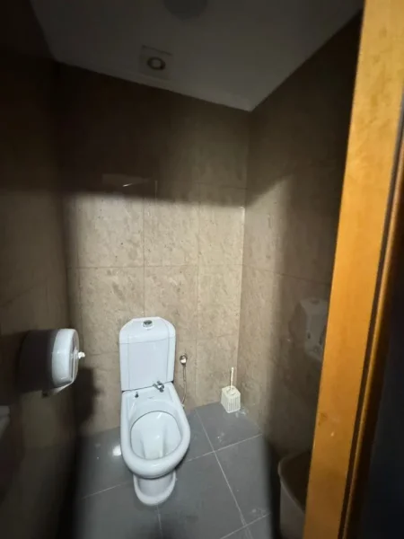 Tirane, jepet me qera ambjent biznesi Kati 3, 260 m² 2.500 € 