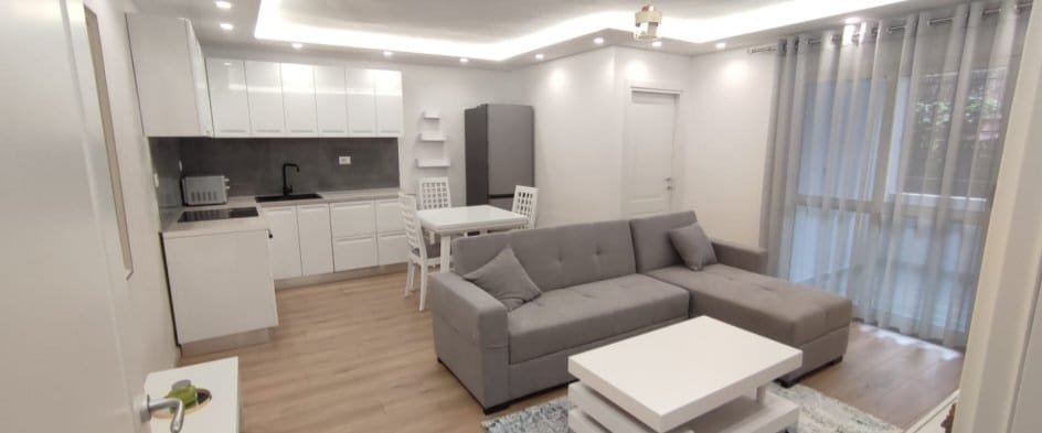 Tirane, jepet me qera apartament 2+1 Kati 1, 75 m² 800 € (QENDER)