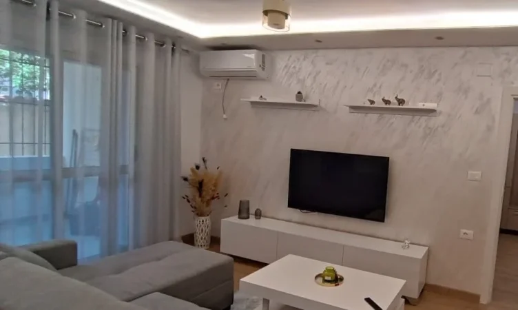 Tirane, jepet me qera apartament 2+1 Kati 1, 75 m² 800 € (QENDER)
