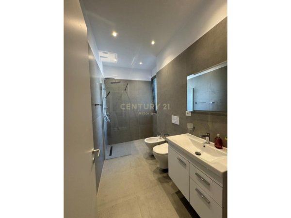 Tirane, jepet me qera apartament 3+1+Aneks Kati 1, 155 m² 2.000 € (Liqeni i Thate)