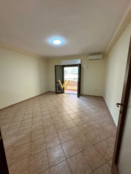 Tirane, jepet me qera apartament 2+1+Ballkon Kati 4, 115 m² 700 € (KOMUNA E PARISIT)