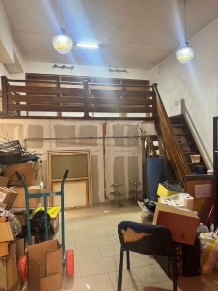Tirane, jepet me qera zyre Kati 1, 30 m² 350 € (RRUGA KAVAJES)