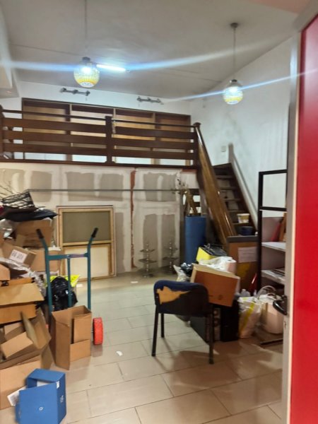 Tirane, jepet me qera zyre Kati 1, 30 m² 350 € (RRUGA KAVAJES)