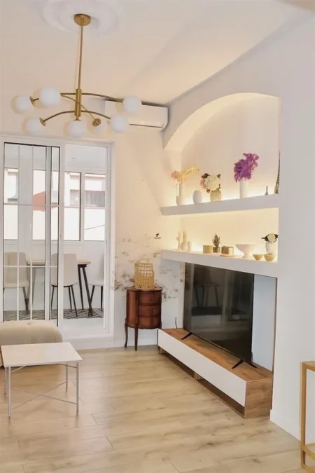 Tirane, jepet me qera apartament 2+1 Kati 3, 75 m² 1.800 € (BLLOKU)