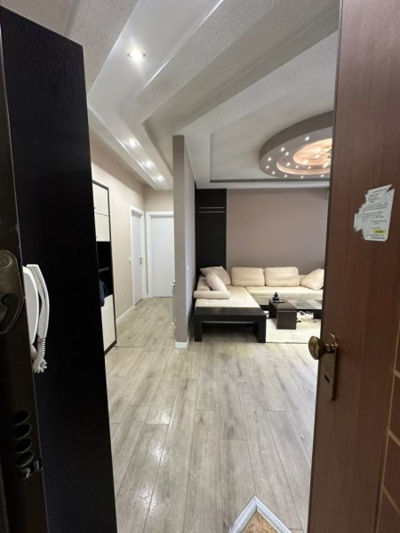 Tirane, jepet me qera apartament 1+1+Ballkon Kati 5, 70 m² 650 € 