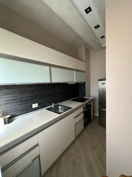 Tirane, jepet me qera apartament 1+1+Ballkon Kati 5, 70 m² 650 € 
