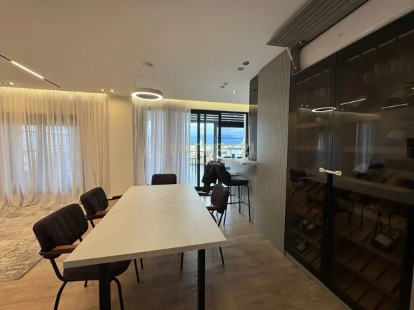 Tirane, shitet apartament 2+1 Kati 4, 178 m² 300.000 € (Prane Xhamis Kopshti Botanik)