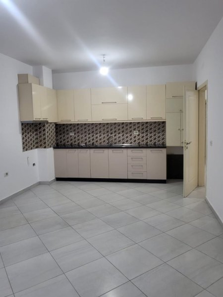 Tirane, jepet me qera apartament 2+1 Kati 2, 80 m² 650 € (don bosko)