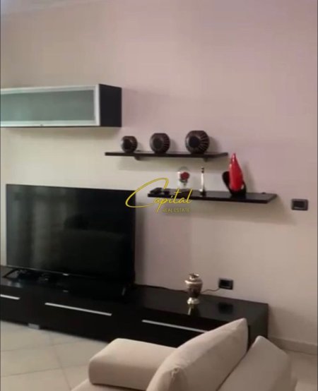 Tirane, jepet me qera apartament 3+1 Kati 8, 130 m² 1.000 € (PAZARI I RI)