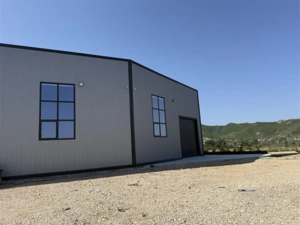 Tirane, jepet me qera magazine Kati 0, 3.600 m² 4.000 € (VAQARR)