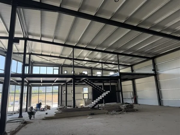 Tirane, jepet me qera magazine Kati 0, 3.600 m² 4.000 € (VAQARR)