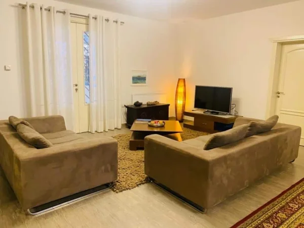 Tirane, shes apartament 2+1 Kati 1, 160 m² 258.000 € (Komuna e Parisit)