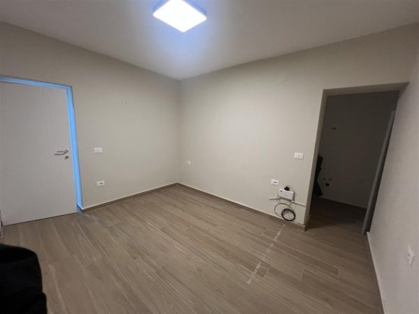 Tirane, jepet me qera zyre Kati 1, 50 m² 600 € (SHESHI WILLSON)