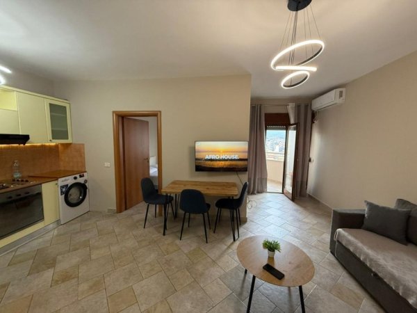 Tirane, jepet me qera apartament 1+1+Ballkon Kati 15, 60 m² 600 € (9 Katëshet)