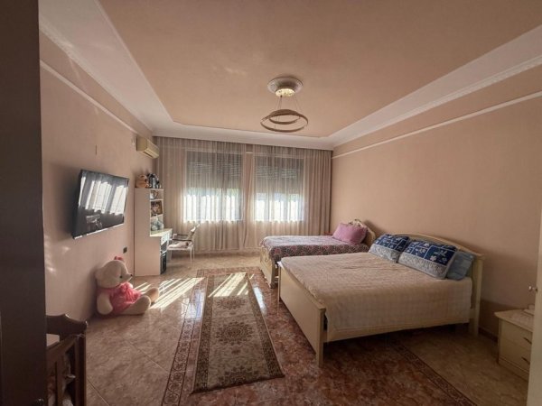 Tirane, jepet me qera Vile 3 Katshe Kati 2, 765 m² 5.000 € (sheshi Shqiponja)