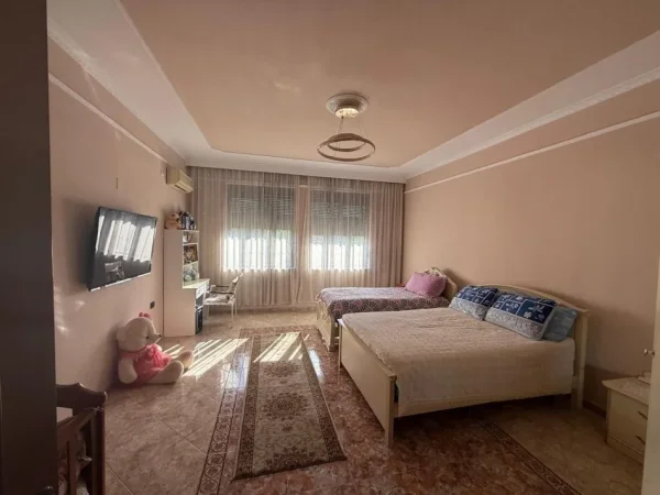 Tirane, jepet me qera Vile 3 Katshe Kati 2, 765 m² 5.000 € (sheshi Shqiponja)