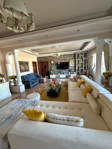 Tirane, jepet me qera Vile 3 Katshe Kati 2, 765 m² 5.000 € (sheshi Shqiponja)