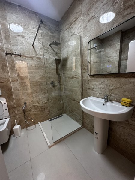 Tirane, jepet me qera apartament 1+1 Kati 5, 70 m² 700 € (Prball ringut)