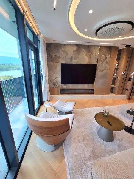 Tirane, shitet 3+1 , 215 m² 