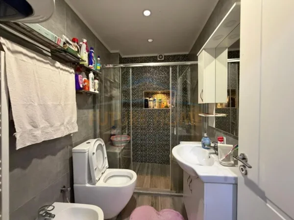 Tirane, shitet apartament 2+1+Ballkon Kati 1, 79 m² 160.000 € (Ali Demi)