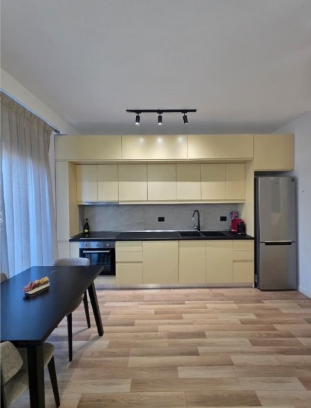 Tirane, jepet me qera apartament 2+1+Ballkon , 850 € (Jordan Misja, prane Harry Fultz)
