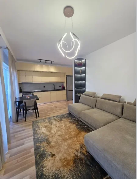 Tirane, jepet me qera apartament 2+1+Ballkon , 850 € (Jordan Misja, prane Harry Fultz)