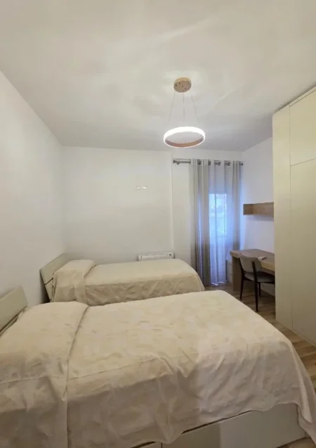 Tirane, jepet me qera apartament 2+1+Ballkon , 850 € (Jordan Misja, prane Harry Fultz)