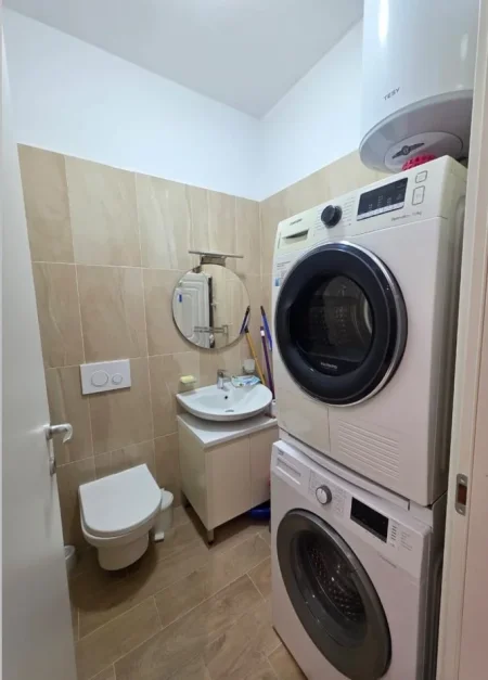 Tirane, jepet me qera apartament 2+1+Ballkon , 850 € (Jordan Misja, prane Harry Fultz)