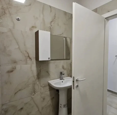 Tirane, jepet me qera apartament 1+1+Aneks+Ballkon Kati 4, 70 m² 500 € (Kopshti Botanik Xhamia)