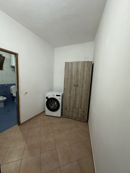 Tirane, jepet me qera nga Pronari, pa-komision shtepi 1+1+Ballkon Kati 0, 80 m² (Vend parkimi )  400 € (Nina Dimitrjevna Smirnova)