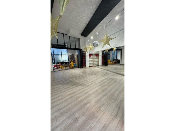 Tirane, jap me qera ambjent biznesi Kati 0, 108 m² 1.500 € 