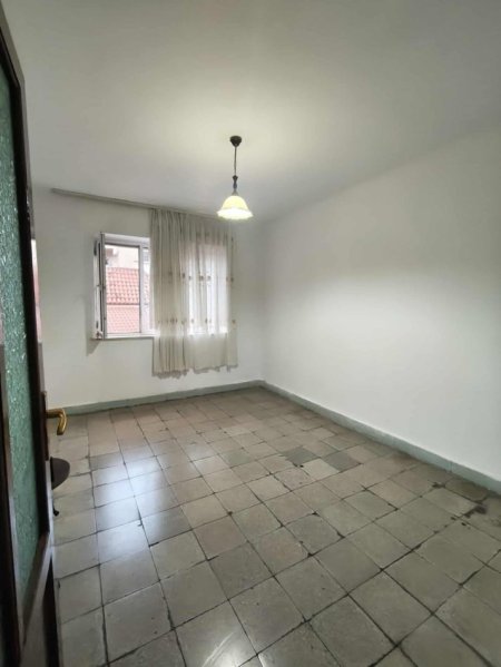 Tirane, jepet me qera apartament 2+1+Ballkon Kati 3, 80 m² 400 € (Ferrit Xhaiko)