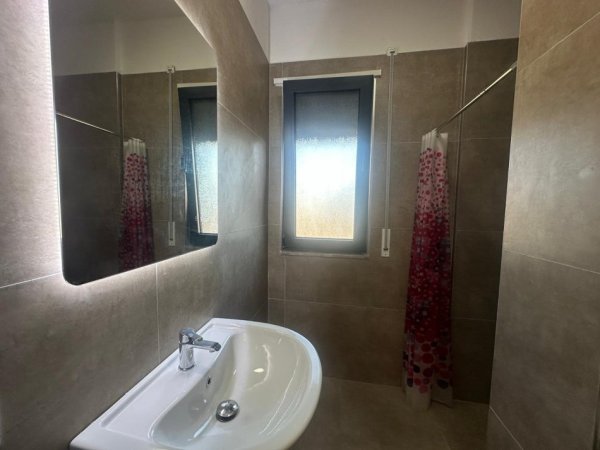 Tirane, jepet me qera apartament 2+1+Ballkon Kati 6, 90 m² 600 € (Unaza e re)