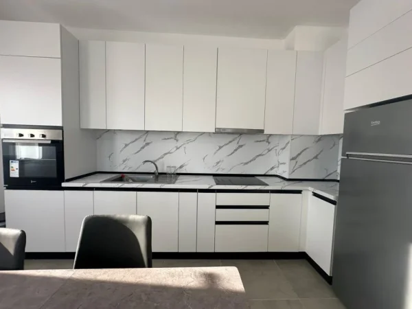 Tirane, jepet me qera apartament 2+1+Ballkon Kati 6, 90 m² 600 € (Unaza e re)