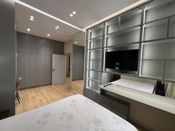 Tirane, jepet me qera apartament 1+1+Ballkon Kati 8, 70 m² 850 € (Rruga Kavajes)