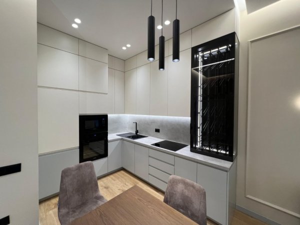 Tirane, jepet me qera apartament 1+1+Ballkon Kati 8, 70 m² 850 € (Rruga Kavajes)