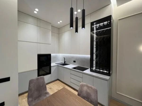 Tirane, jepet me qera apartament 1+1+Ballkon Kati 8, 70 m² 850 € (Rruga Kavajes)