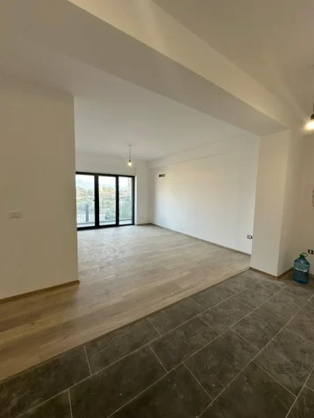 Tirane, shitet apartament 2+1+Ballkon Kati 3, 93 m² 180.000 € (Kodra e Diellit)