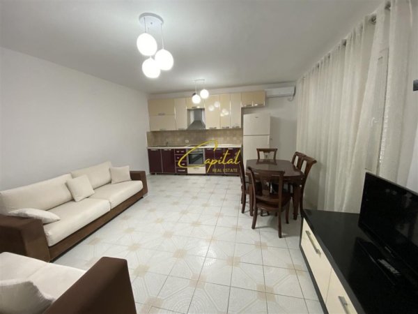 Tirane, jepet me qera Vile 2+1 Kati 1, 130 m² 400 € (KOMBINAT)