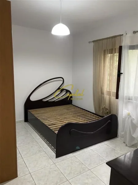 Tirane, jepet me qera Vile 2+1 Kati 1, 130 m² 400 € (KOMBINAT)